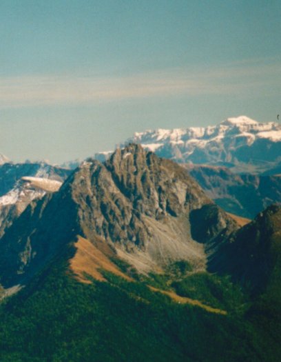 Im Hintergrund der schneebedeckte Sella-Stock in den Dolomiten