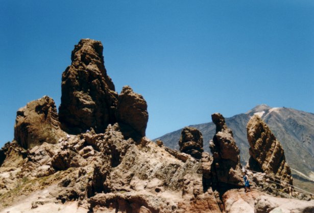 Rechts im Hintergrund und doch alles berragend: El Teide