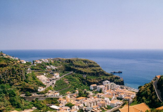 Die alte Verbindungsstrae nach Funchal fhrt den Berg hinauf